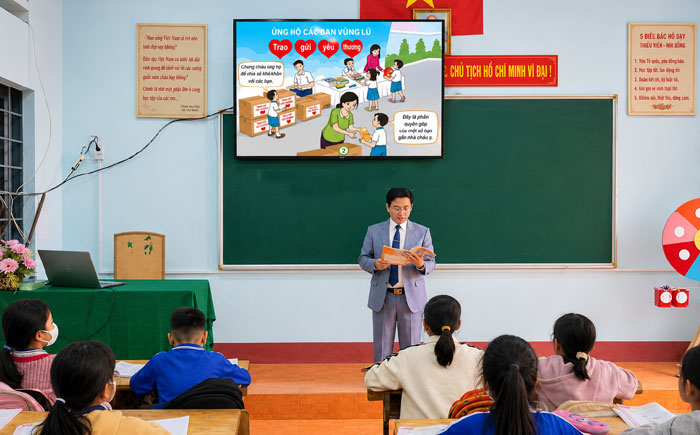 Thầy Minh dạy tiết TNXH tích hợp